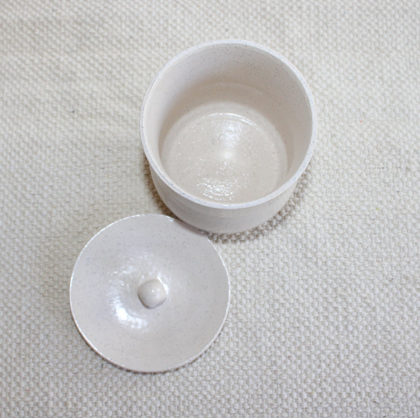 Small pot with lid - white