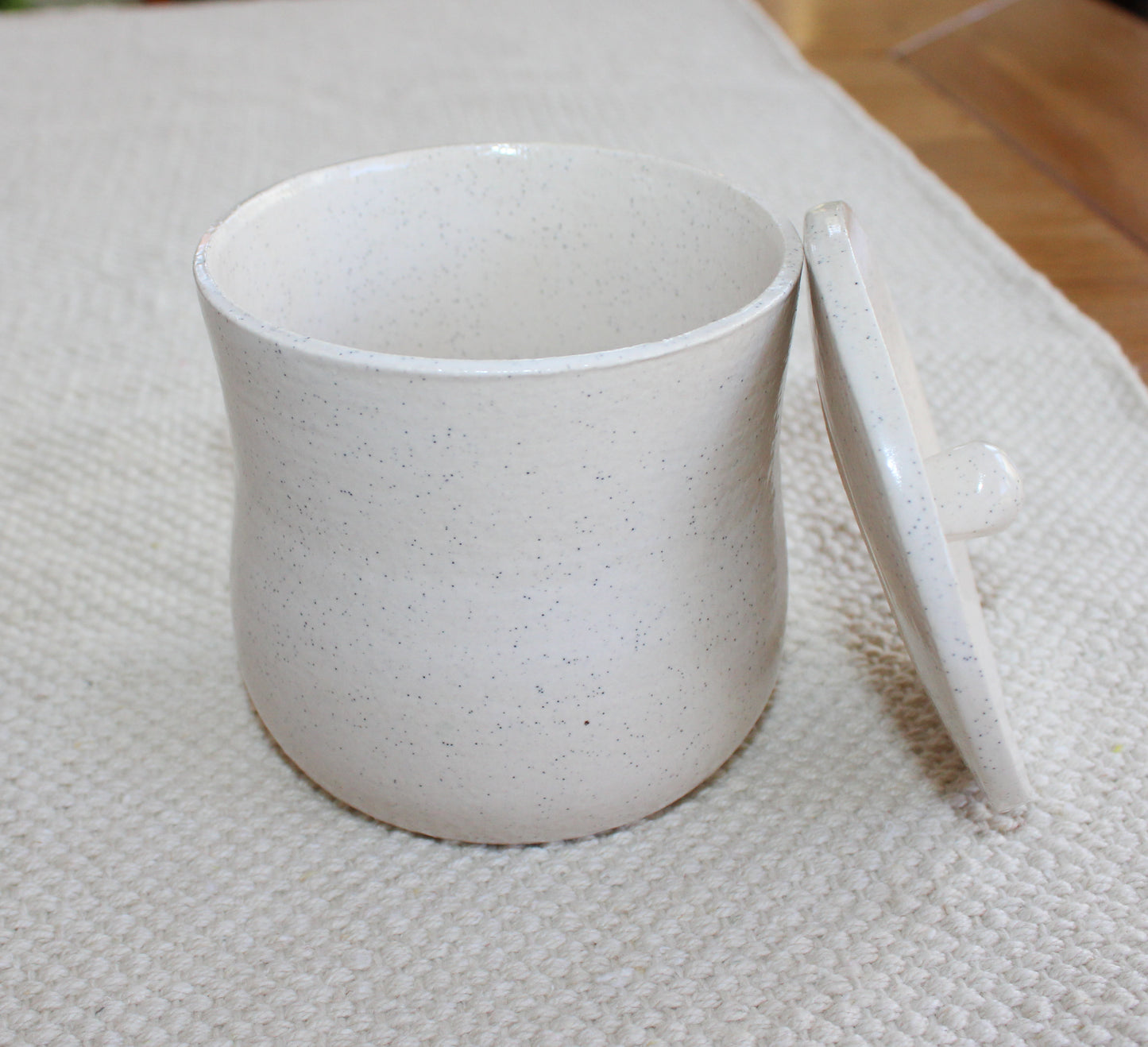 Small pot with lid - white