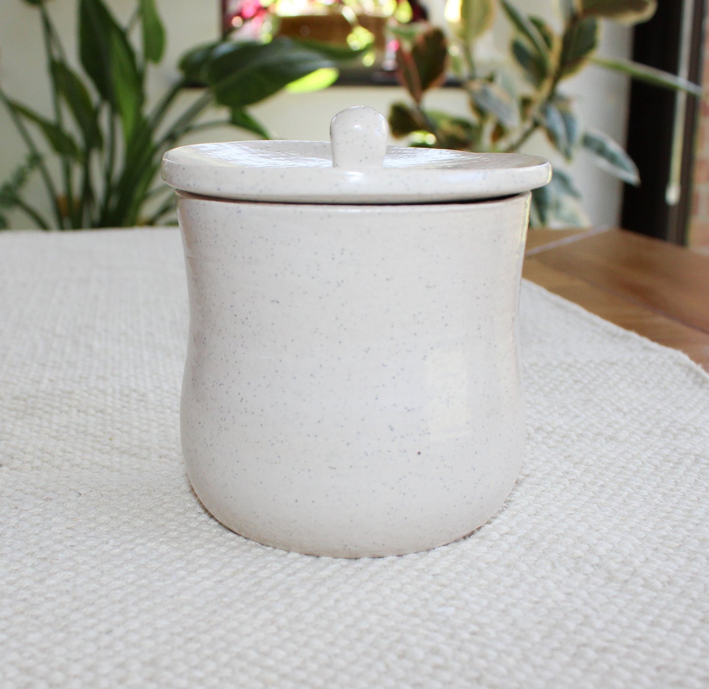 Small pot with lid - white