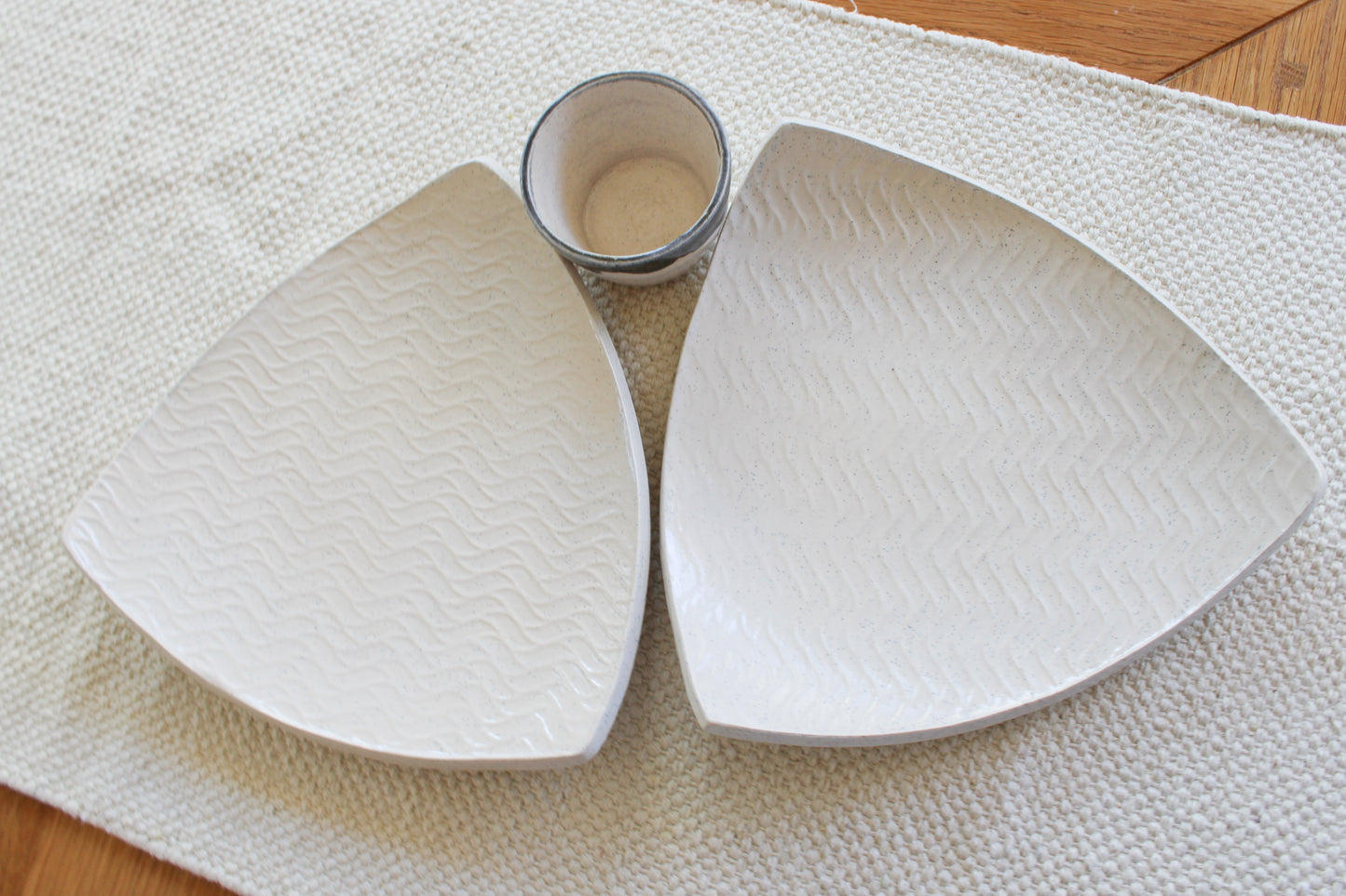 Triangle Dip & Dine plates set