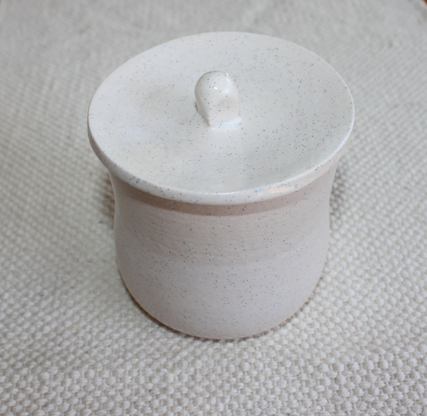 Small pot with lid - white