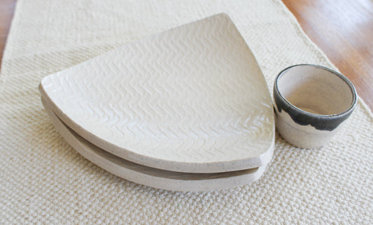 Triangle Dip & Dine plates set